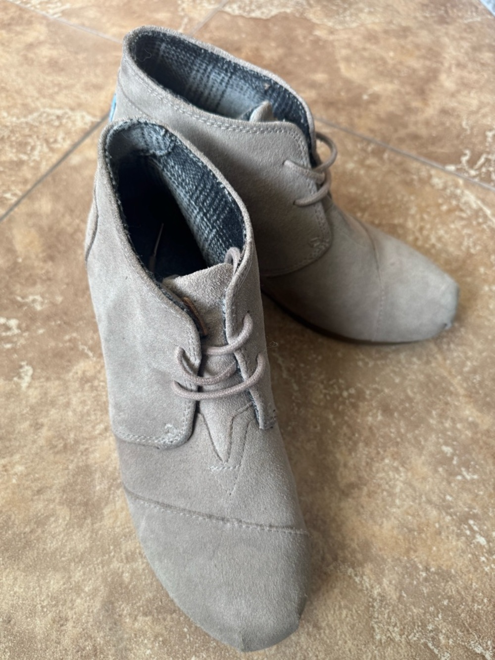 Preowned Toms Desert Wedge Booties Taupe Suede Lace-Up Ankle Boots size 7.5